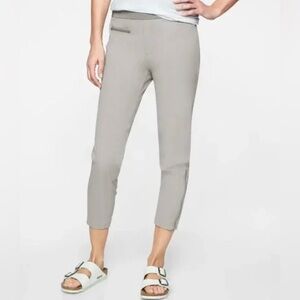 NWOT Athleta Mod Trekkie Silver Grey Capri Pants, size 4